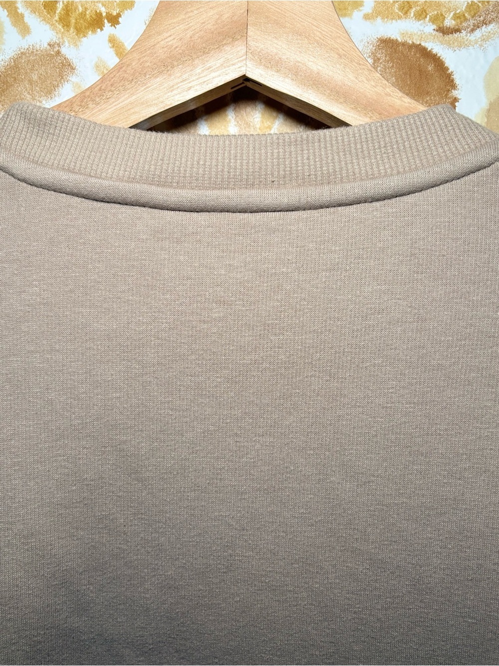 GUESS Los Angeles Cropped Sweatshirt Beige Crewneck Logo Pullover Casual - Picture 7 of 10